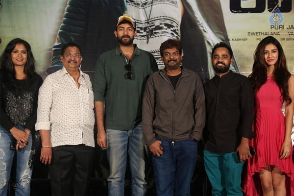 loafer success meet,puri jagannath,c.kalyan,varun tej,disa patani  చిరు,నాగబాబు గర్వపడేలా చేస్తాడు: పూరి!